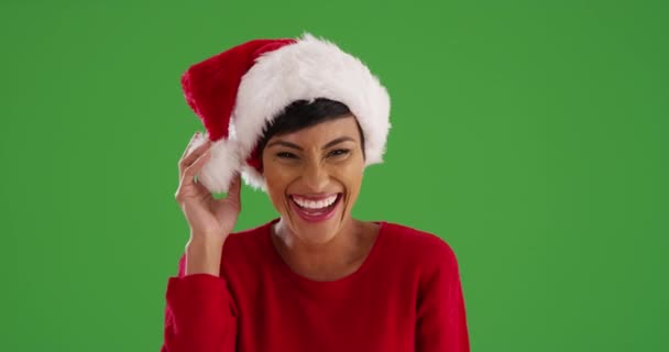 Jovencita Alegre Modelando Santa Claus Sombrero Sonriendo Riendo Pantalla Verde — Vídeo de stock