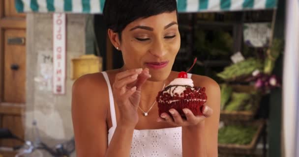 Schwarze Frau Isst Ausgefallenen Roten Samt Cupcake Mit Freude Fröhliche — Stockvideo