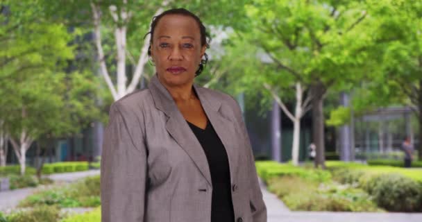 Šťastná Afroameričanka Pózuje Pro Portrét Venku Starší Kancelářský Profesionál Stojí — Stock video