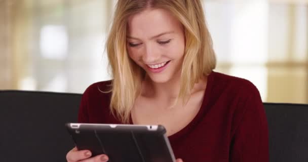 Radostný Portrét Mladé Tisícileté Ženy Sedící Pohovce Používající Tablet Detailní — Stock video