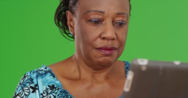Egy Idős Afro Amerikai Frusztrált Miközben Tabletjét Használja Zöld Képernyőn — Stock videók