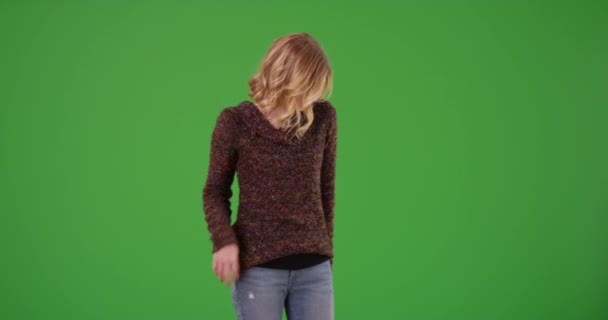 Jeune Femme Caucasienne Debout Souriant Sur Écran Vert Sur Vert — Video