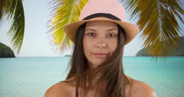 年轻的白人女孩站在加勒比海滩上摆出姿势 要一张头戴帽子的肖像 白人千年女性站在圣约翰的白色看台上 — 图库视频影像