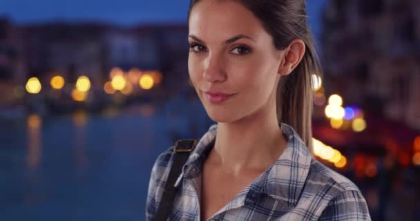 Retrato Mulher Caucasiana Encantadora Camisa Xadrez Veneza Itália Noite Menina — Vídeo de Stock