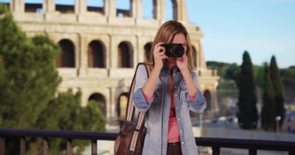 Fotógrafo Viajes Roma Tomando Fotos Afuera Sonriendo Roma Mujer Turista — Vídeos de Stock