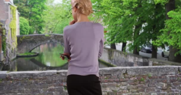 Achteraanzicht Van Een Aantrekkelijke Jonge Zakenvrouw Aan Oude Straat Brugge — Stockvideo