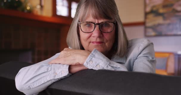Smutná Zamyšlená Stará Běloška Hledící Kameru Sedící Gauči Obýváku Detailní — Stock video