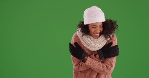 Carino Donna Nera Maglione Accogliente Sciarpa Sorridente Tremante Sfondo Verde — Video Stock