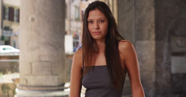 イタリアのローマにあるパンテオンを訪れる美しい笑顔の観光客の女性 ローマを旅行するストライプタンクトップを身に着けている白人の女の子の肖像画 — ストック動画