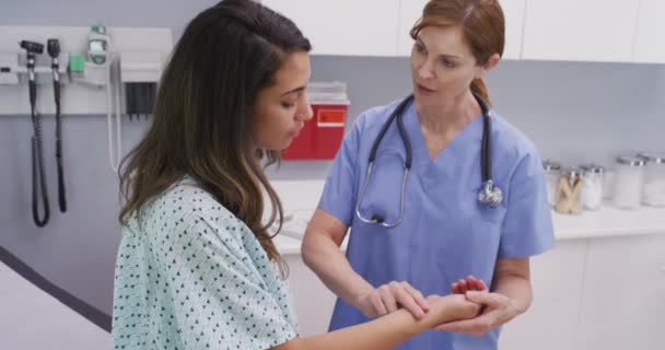 Orvosi Nővér Ellenőrzi Fiatal Beteg Pulzusát Beltéri Orvosi Klinikán Beteg — Stock videók