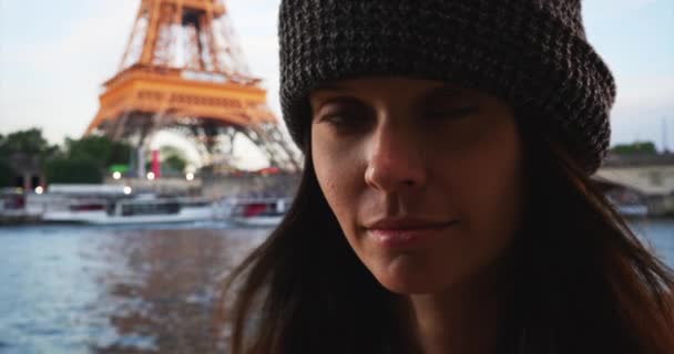 Dramatic Close Portrait Woman Tourist River Seine Eiffel Tower Paris — Stock Video