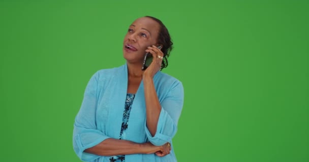Svart Äldre Kvinna Ringer Ett Samtal Grön Skärm Grön Skärm — Stockvideo