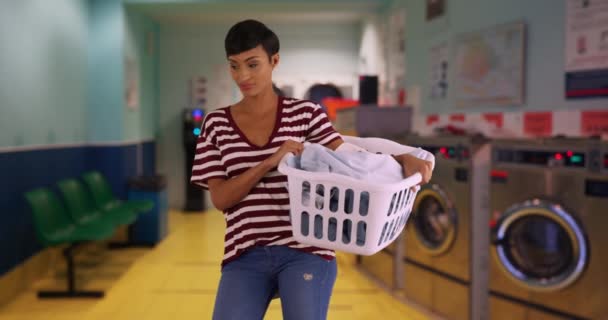 Kirli Çamaşır Sepetini Tutan Genç Bir Anne Çamaşır Odasında Çamaşır — Stok video