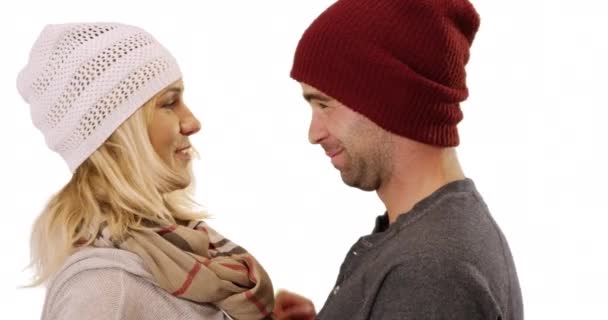 性感的嬉皮士夫妇在白种人的背景下嬉笑着聊着 迷人的千年欢笑和彼此的帽子 — 图库视频影像
