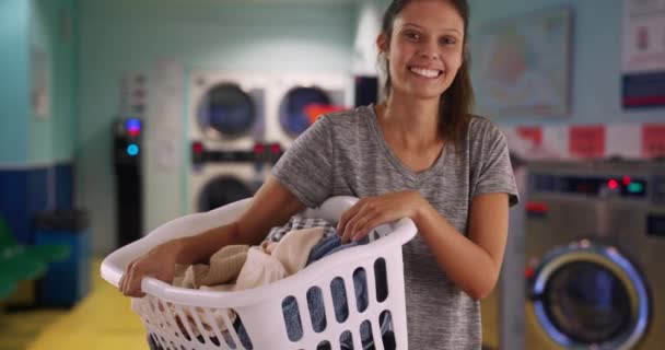 Çamaşır Odasında Çamaşır Sepetini Tutan Gülümseyen Genç Bir Kadın Çamaşır — Stok video