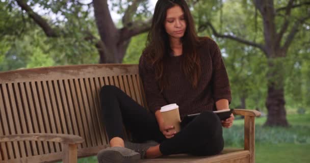 Millennial Vrouw Zit Park Bank Met Behulp Van Tablet Computer — Stockvideo