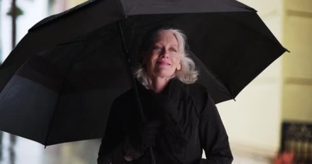 Portrait Femme Âgée Joyeuse Debout Sur Trottoir Avec Parapluie Noir — Video