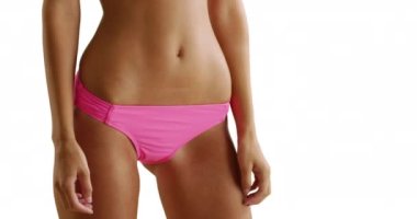 Genç beyaz kız bikini altlarıyla poz veriyor. Kafkas milenyumu pembe bikinisiyle ayakta duruyor. 4k