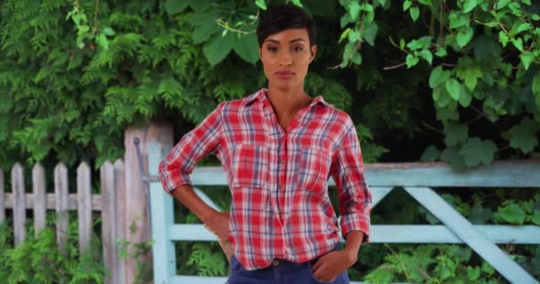 Porträtt Leende Afroamerikanska Kvinnliga Bonde Utanför Med Sina Handskar Kvinnlig — Stockvideo