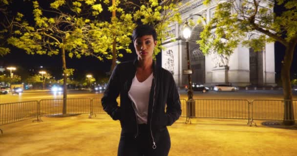 Černá Žena Noci Pařížské Ulici Sebejistě Dívá Kamery Cool Atraktivní — Stock video