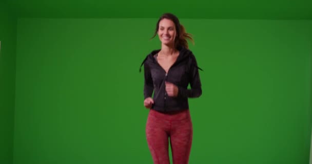 Młoda Kobieta Sporcie Nosi Jogging Kierunku Kamery Uśmiechając Się Zielonym — Wideo stockowe