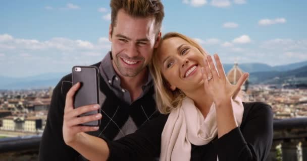 Radostný Nově Zasnoubený Pár Vzal Selfie Florencii Muž Žena Spolu — Stock video