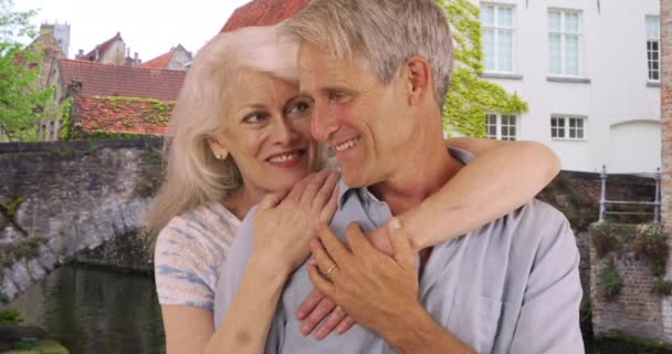 Carinhoso Marido Mulher Abraçando Livre Retrato Casal Sênior Bonito Desfrutando — Vídeo de Stock