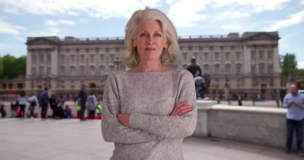 Sebevědomá Dospělá Žena Turista Stojící Rukama Zkříženýma Londýně Dovolené Šťastná — Stock video