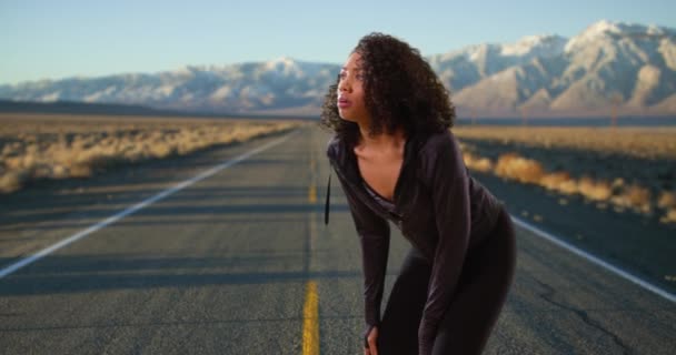 Muito Preto Feminino Corredor Tendo Pausa Longo Estrada Paisagem Montanha — Vídeo de Stock