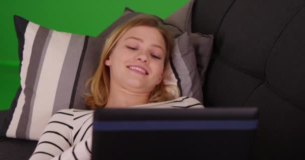 소파에 화면에 컴퓨터를 사용하는 여성의 클로즈업 화면에 대거나 합성하려면 — 비디오