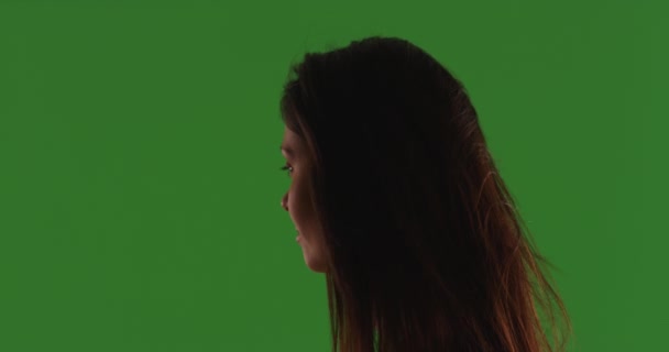 Профіль Молодої Жінки Яка Виглядає Похмуро Перед Зеленим Екраном Зеленому — стокове відео
