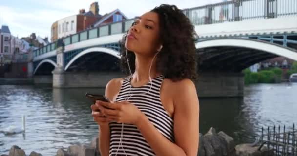 Красивая Афроамериканская Туристка Слушает Музыку Танцует Ожидании Друга Виндзоре Привлекательная — стоковое видео