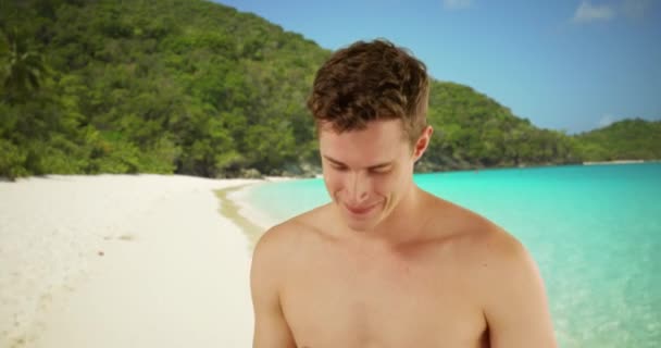 Retrato Close Jovem Caucasiano Masculino Praia Ilha John — Vídeo de Stock