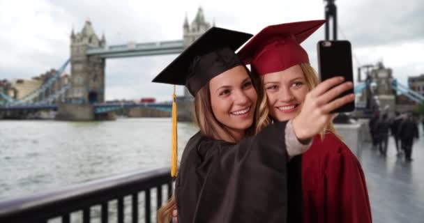 Kilku Kolegów Studiów Robi Sobie Selfie Telefonem Zakończenie Szkoły Londynie — Wideo stockowe