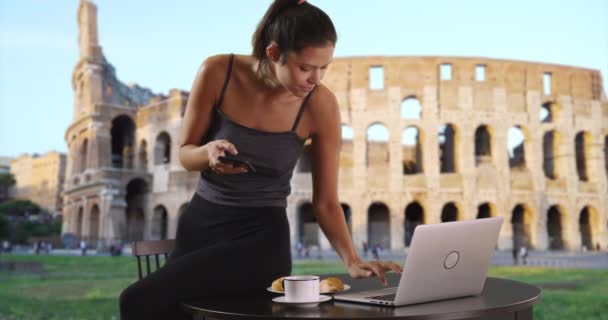 Wanita Bisnis Muda Roma Multitasking Bekerja Pada Laptop Dan Sms — Stok Video