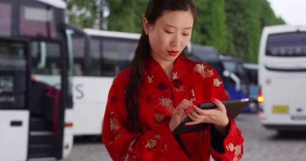 Charmante Millennial Frau Die Vor Reisebussen Mit Einem Tablet Computer — Stockvideo