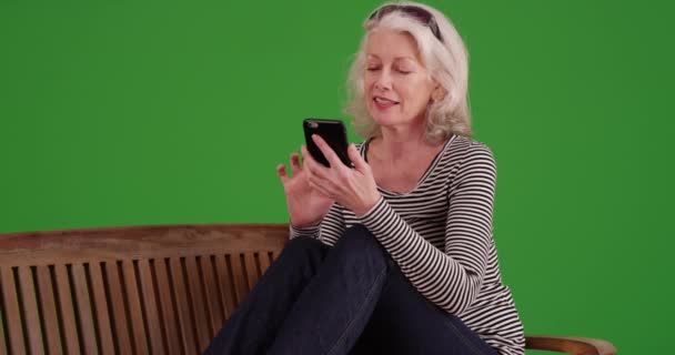 Портрет Очаровательной Пожилой Женщины Сидящей Скамейке Улыбающейся Зеленом Экране Веселая — стоковое видео