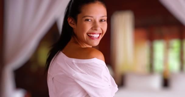 Chica Feliz Caucásica Milenaria Posando Para Retrato Dormitorio Tropical Joven — Vídeo de stock