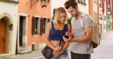Milenyum çifti şehirde yollarını bulmak için akıllı telefon kullanıyor. Genç beyaz çift kaybolmaktan korkmuyor çünkü akıllı telefonları var. 4k