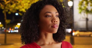 Afro-Amerikalı kız kendi kendine düşünüyor ve geceleri Paris 'te ekrandan dışarı bakıyor. Umursamaz siyahi kadın Paris kaldırımından dışarı bakıyor. 4k