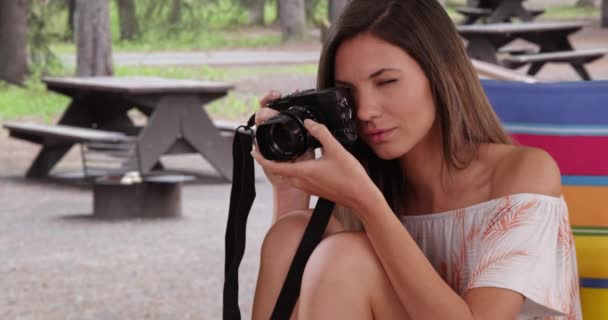 Morena Atraente Tirando Fotos Com Câmera Sentada Livre Acampamento Fotógrafa — Vídeo de Stock