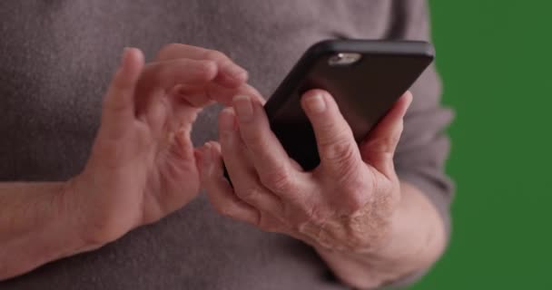 Close Mature Woman Using Smart Phone Read Text Messages Greenscreen — Stock Video