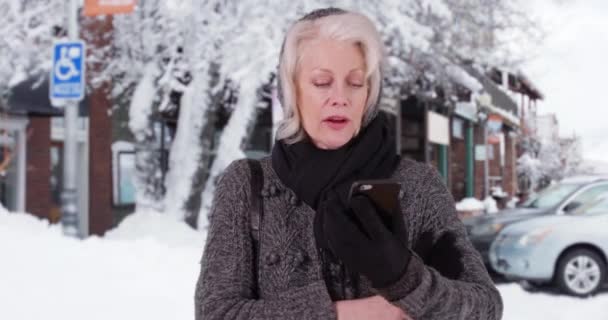 Starší Běloška Chvějící Venku Sněhu Sundává Rukavice Posílá Smsky Chytrý — Stock video