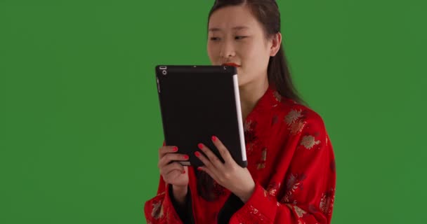 Deliciosa Joven Mujer Asiática Que Tiene Chat Vídeo Con Tableta — Vídeos de Stock