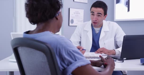 Paciente Sênior Feliz Conversando Com Médico Consultório Médico Sobre Boa — Vídeo de Stock