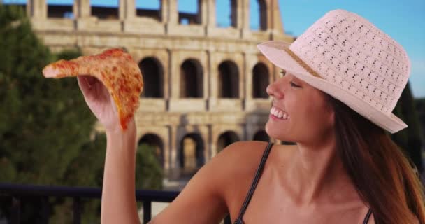 Turista Mujer Cerca Del Coliseo Romano Disfrutando Rebanada Pizza Queso — Vídeo de stock