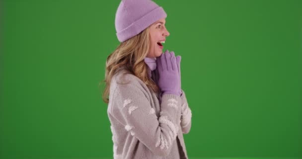Profil Białej Kobiety Średnim Wieku Śniegu Zielonym Ekranie Zielonym Ekranie — Wideo stockowe