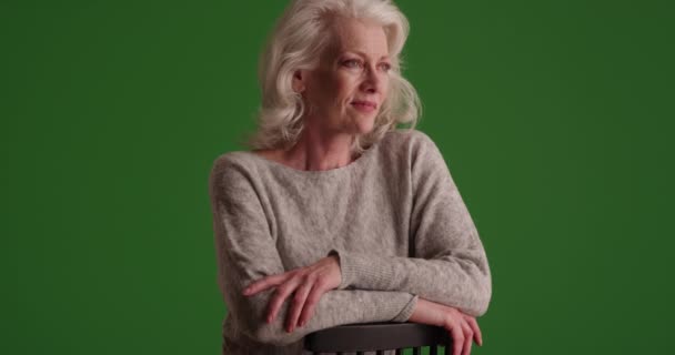 Yeşil Ekranda Dalgın Suratlı Sevimli Yaşlı Kadın Yaşlardaki Olgun Bir — Stok video
