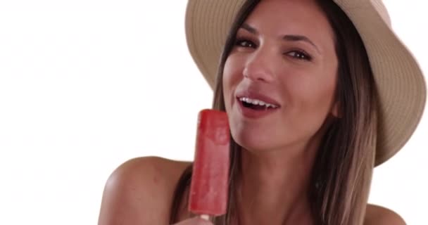 Nette Millennial Frau Mit Hut Genießt Rotes Eis Stiel Auf — Stockvideo