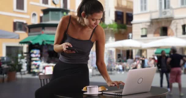 Wanita Bisnis Cantik Italia Dengan Kopi Dan Kue Yang Bekerja — Stok Video
